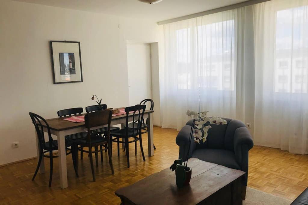 Mitten Im Achten. Zentrale Wohnung In Wien ภายนอก รูปภาพ
