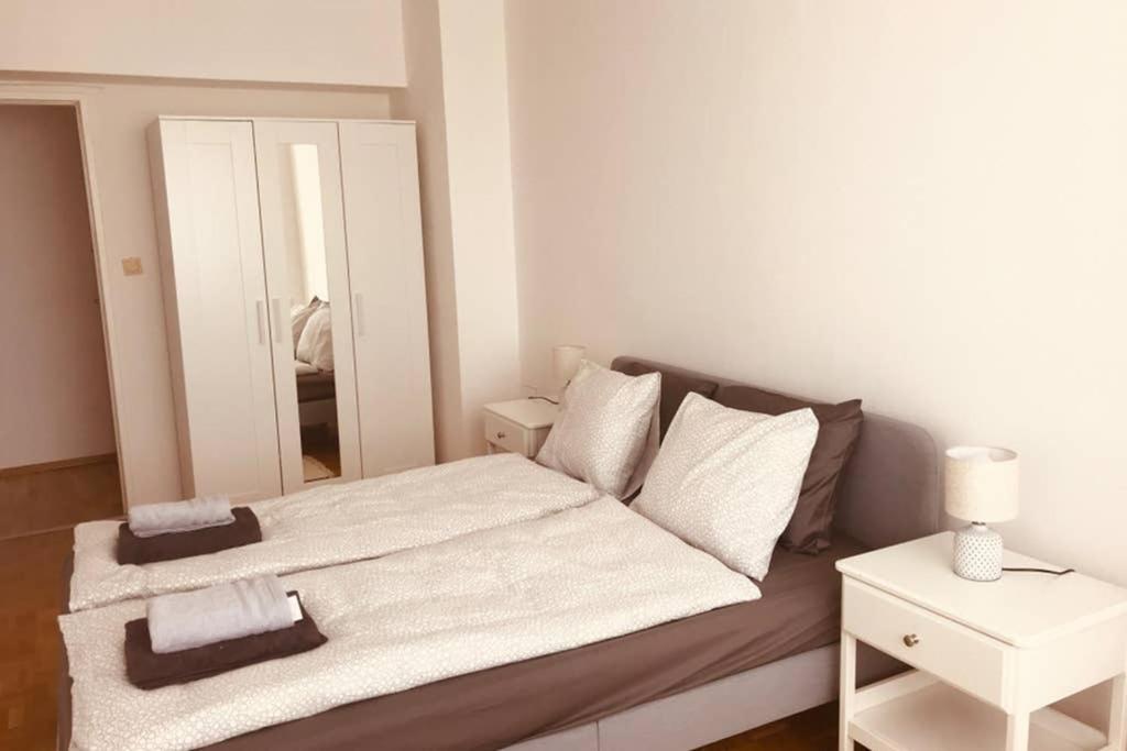 Mitten Im Achten. Zentrale Wohnung In Wien ภายนอก รูปภาพ